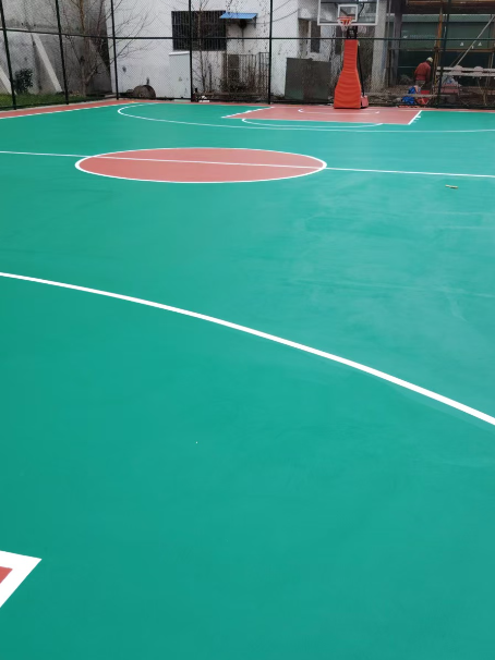 南涧 球场长期使用易出现地面开裂